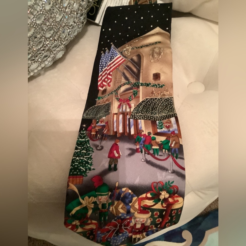 Beautiful men’s tie new with tags Lord and Taylor scene storefront - Picture 6 of 6